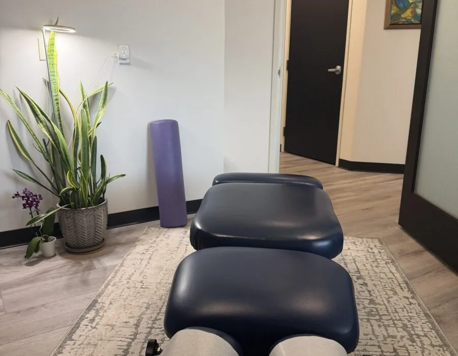 Treatment room with adjusting table